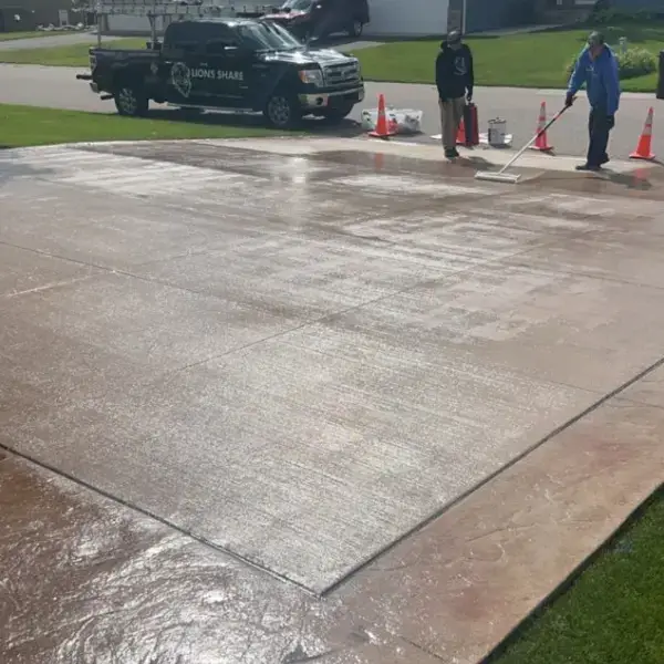 concrete-sealing-st-paul-mn-2-contractor-applying-sealer-on-driveway