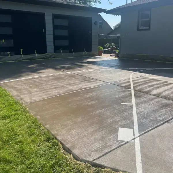 concrete-sealing-st-paul-mn-sealed-driveway-finish-at-residential-home