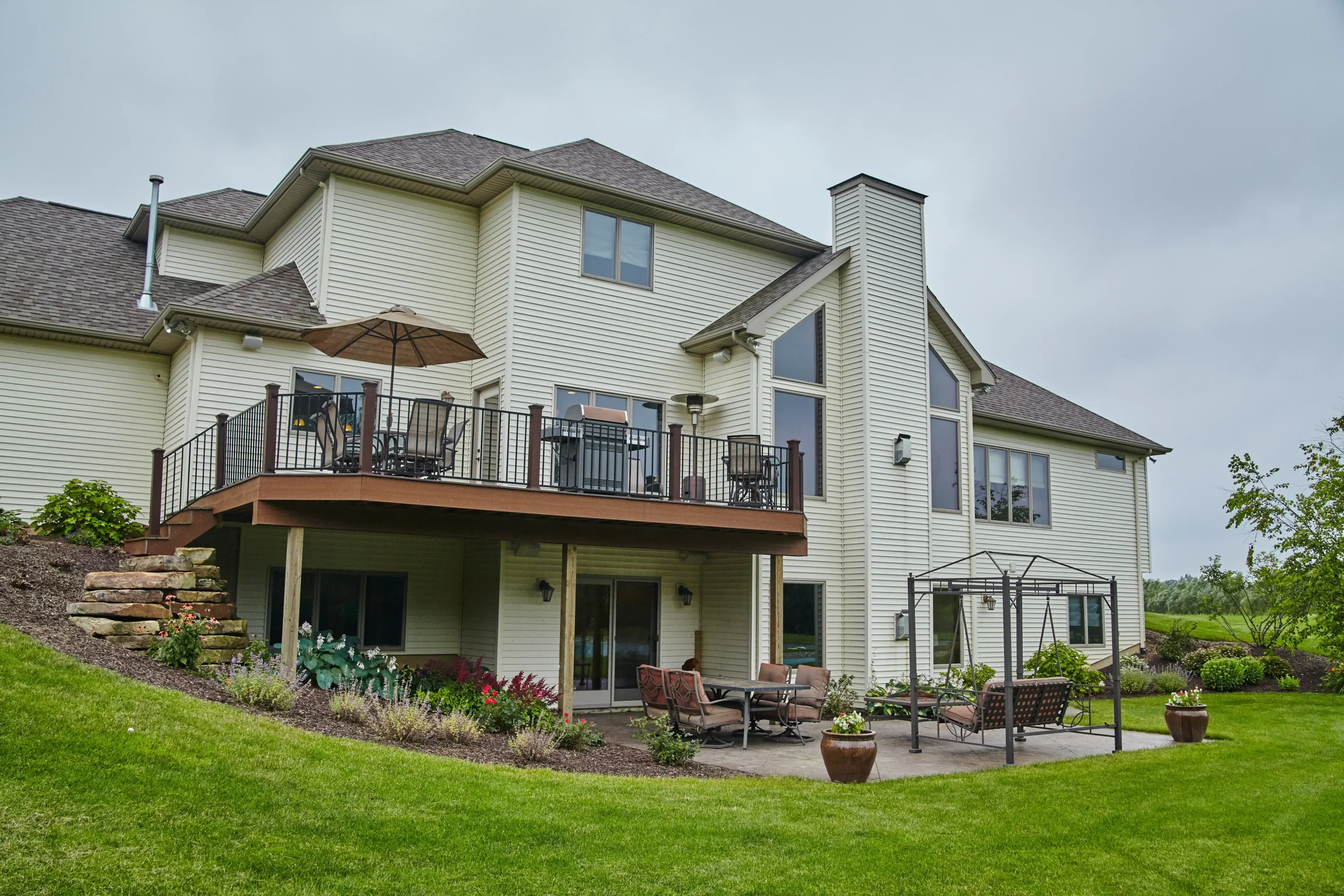 deck-builder-in-st-paul-mn-3-backyard-deck-and-patio-area-on-multi-story-home