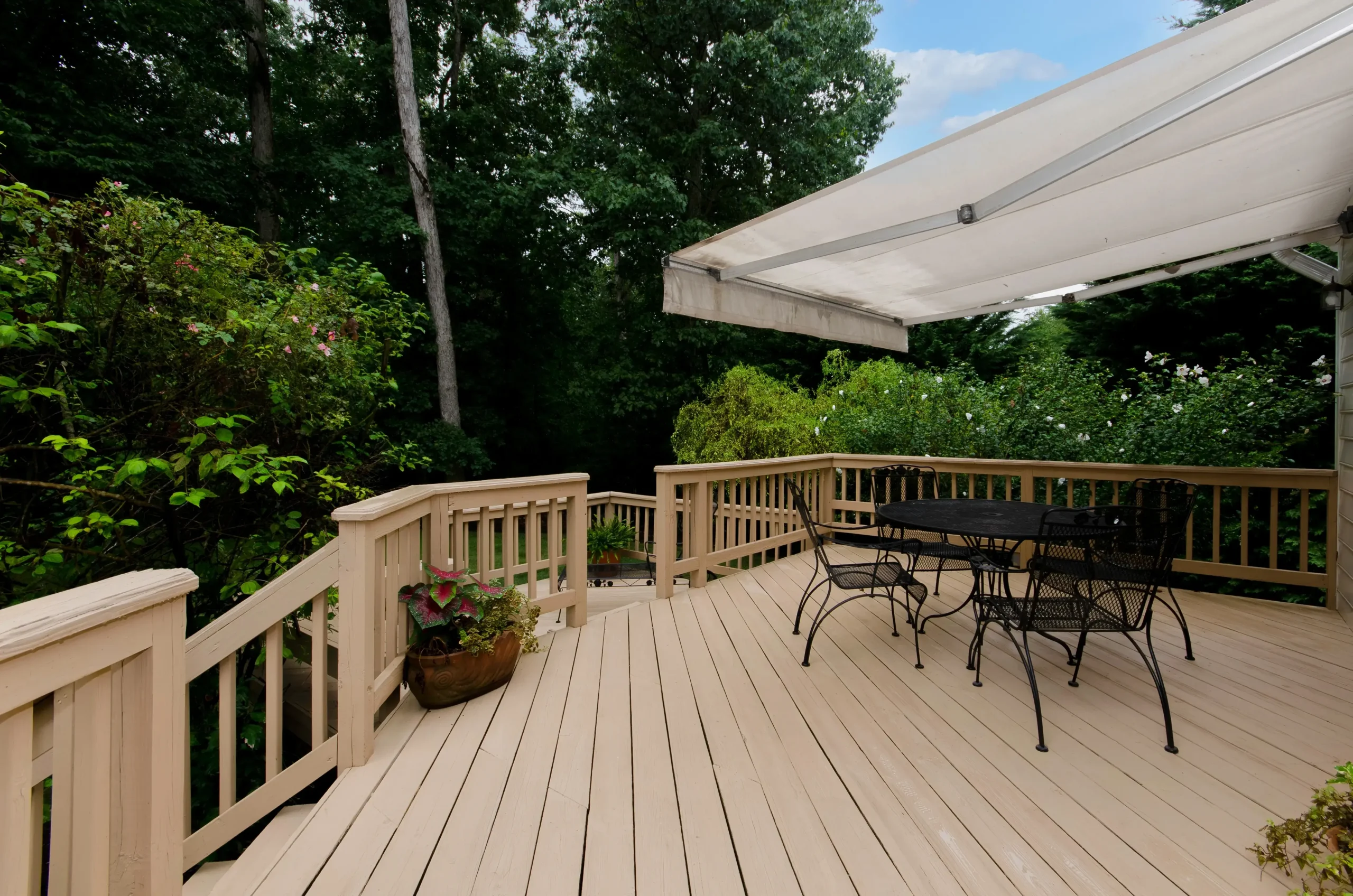 deck-builder-st-paul-mn-outdoor-wood-deck-with-railing-and-patio-furniture