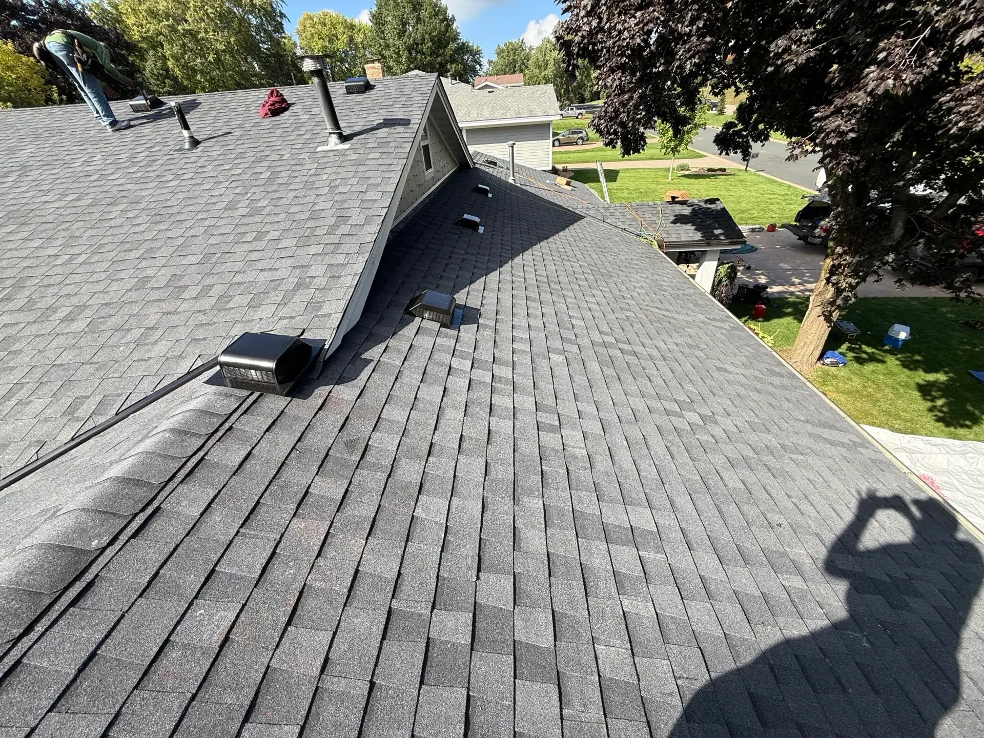 roofing-contractor-st-paul-mn-3-roofer-working-on-new-roof-installation